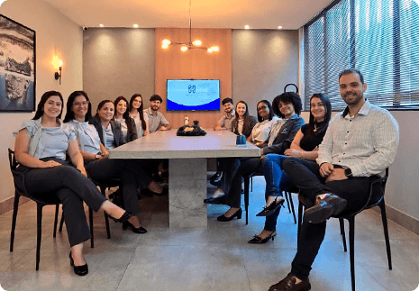 Equipe da Help Doctors reunida em sala de reunião